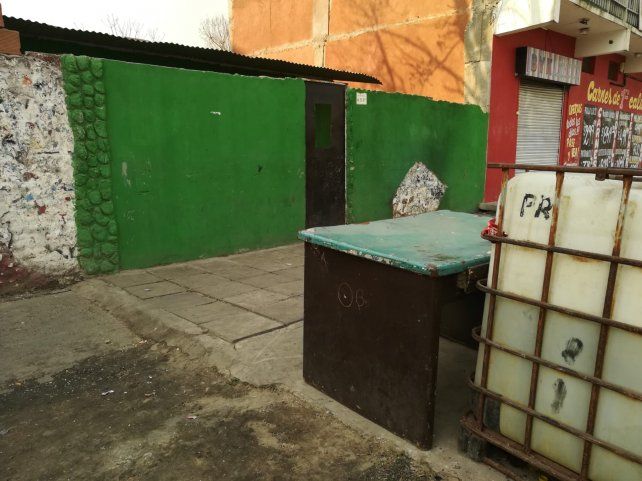 Alejandro Ramúa estaba sentado sobre una mesa frente a su casa. En el mueble quedaron impactos de balas.