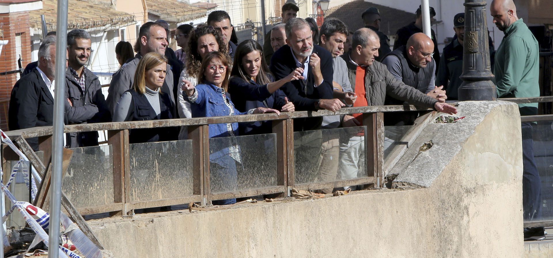 El rey Felipe VI y la reina Letizia de España visitan la zona devastada por las catastróficas inundaciones del mes pasado en Chiva, cerca de Valencia, España, el martes 19 de noviembre de 2024. (Foto AP/Hugo Torres) El rey Felipe VI y la reina Letizia de España visitan la zona devastada por las catastróficas inundaciones del mes pasado en Chiva, cerca de Valencia, España, el martes 19 de noviembre de 2024. (Foto AP/Hugo Torres)