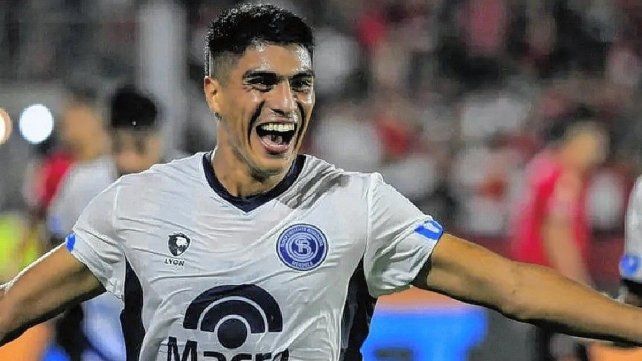 Independiente Rivadavia festejó en Rosario tras el gol de Peinipil.