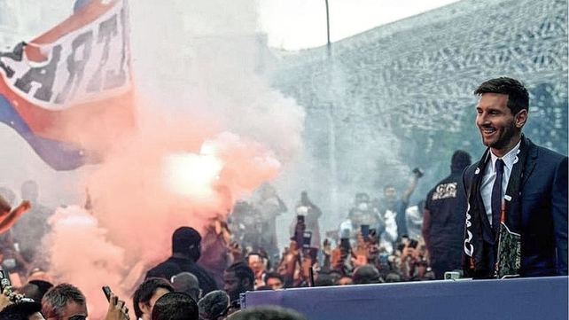 Messi saludó a los hinchas del PSG en el Parque de los Príncipes