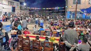 La cena contó con la asistencia de personas de la zona sur, que reciben a diario un plato de comida.