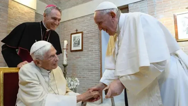 El Papa agradeció a Benedicto XVI por todo el bien que hizo