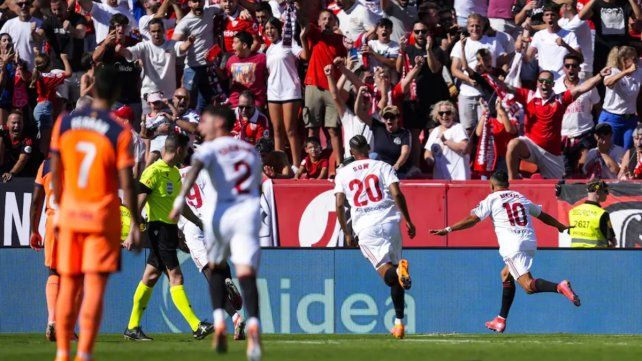 El Sevilla de Almeyda aplastó al Barcelona en la Liga de España El Sevilla de Almeyda aplastó al Barcelona en la Liga de España