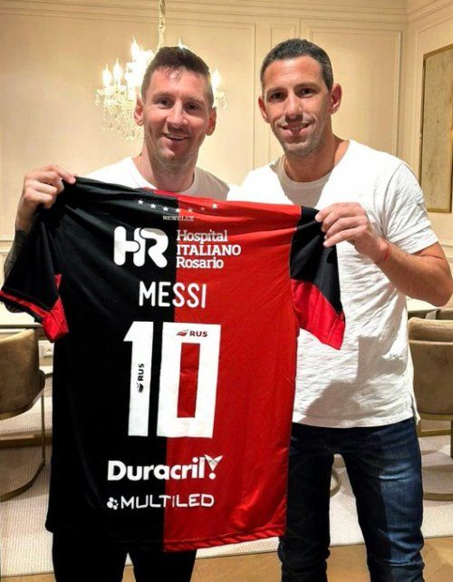 Lionel Messi y Maxi con la camiseta rojinegra.