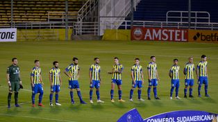 Los jugadores de Central en la previa del saludo protocolar en el partido ante San Lorenzo, el primero de la Sudamericana 2021.