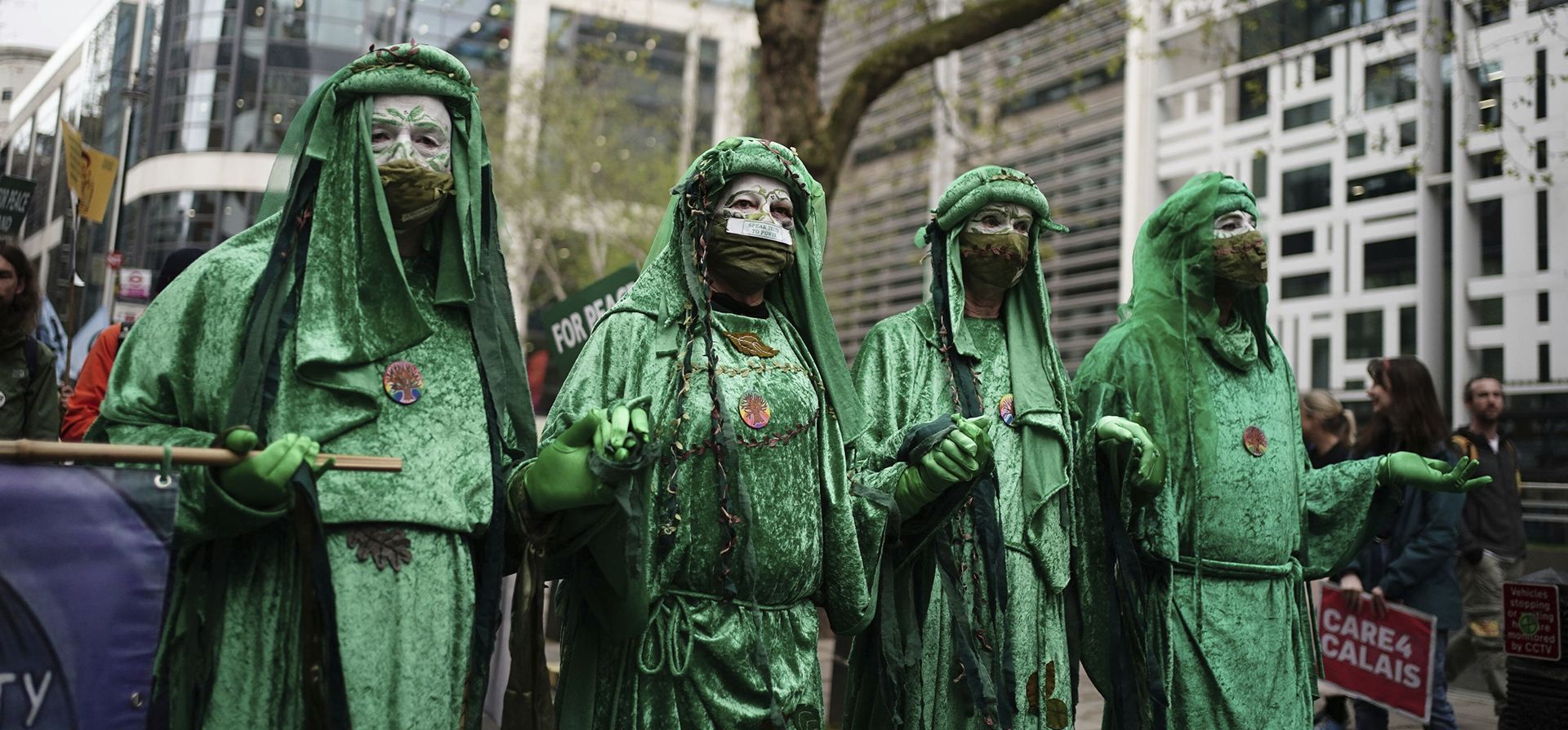 Los manifestantes de Extinction Rebellion participan en un mitin el último día de los cuatro días de acción del grupo de acción ambiental llamado "The Big One", en Londres, el lunes 24 de abril de 2023. (Jordan Pettitt/PA vía AP)