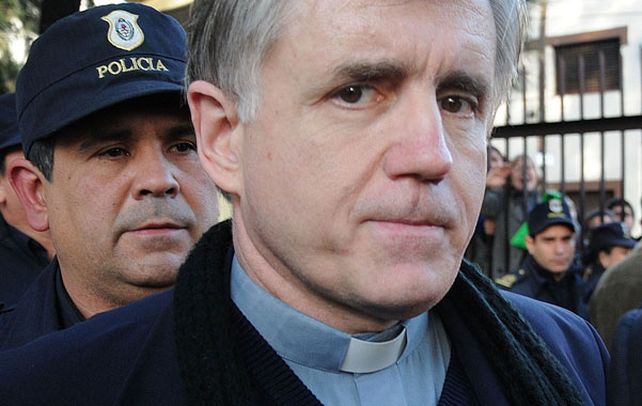 Contra los barrotes. El padre Julio César Grassi sólo estuvo un mes en prisión