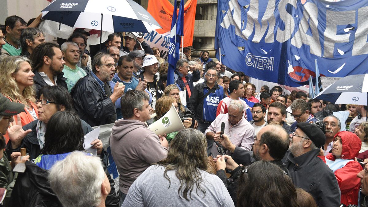 Fuerte reclamo de los gremios en rechazo a la oferta salarial de la ...