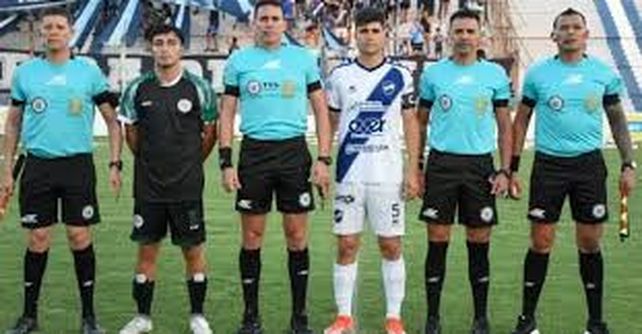 En Rafaela. La terna arbitral y los capitanes de PSM Fútbol y Ben Hur en la cancha de de la BH.  
