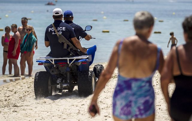 seguros. Una patrulla policial en las playas de Susa