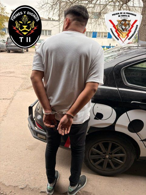 El hombre detenido iba en un Peugeot 207 Compact.