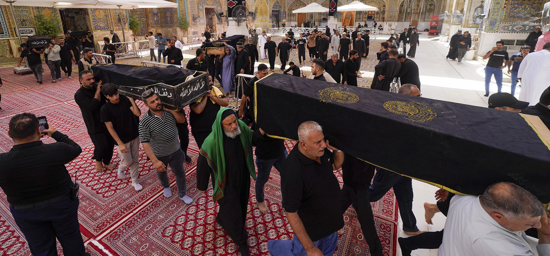 Dolientes asisten al funeral de las víctimas que murieron en un incendio en un centro comercial en Kut, en el santuario del imán Ali en Najaf, Irak, el jueves 17 de julio de 2025. (Foto AP/Anmar Khalil) Dolientes asisten al funeral de las víctimas que murieron en un incendio en un centro comercial en Kut, en el santuario del imán Ali en Najaf, Irak, el jueves 17 de julio de 2025. (Foto AP/Anmar Khalil)