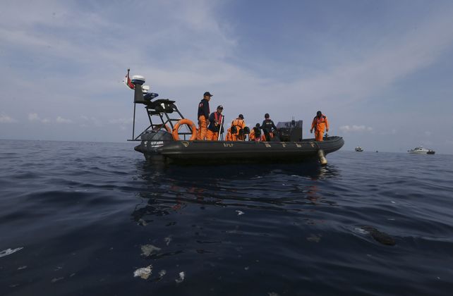 Avión de aerolínea indonesia cayó al mar con 189 personas a bordo
