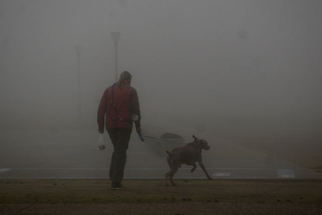 Rosario amaneció este&nbsp; miércoles cubierta por un denso manto de niebla.