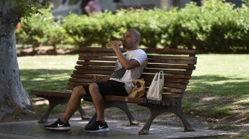Refrescarse. En la calle, el intenso calor obliga a tomar agua en busca de hidratación. Refrescarse. En la calle, el intenso calor obliga a tomar agua en busca de hidratación.