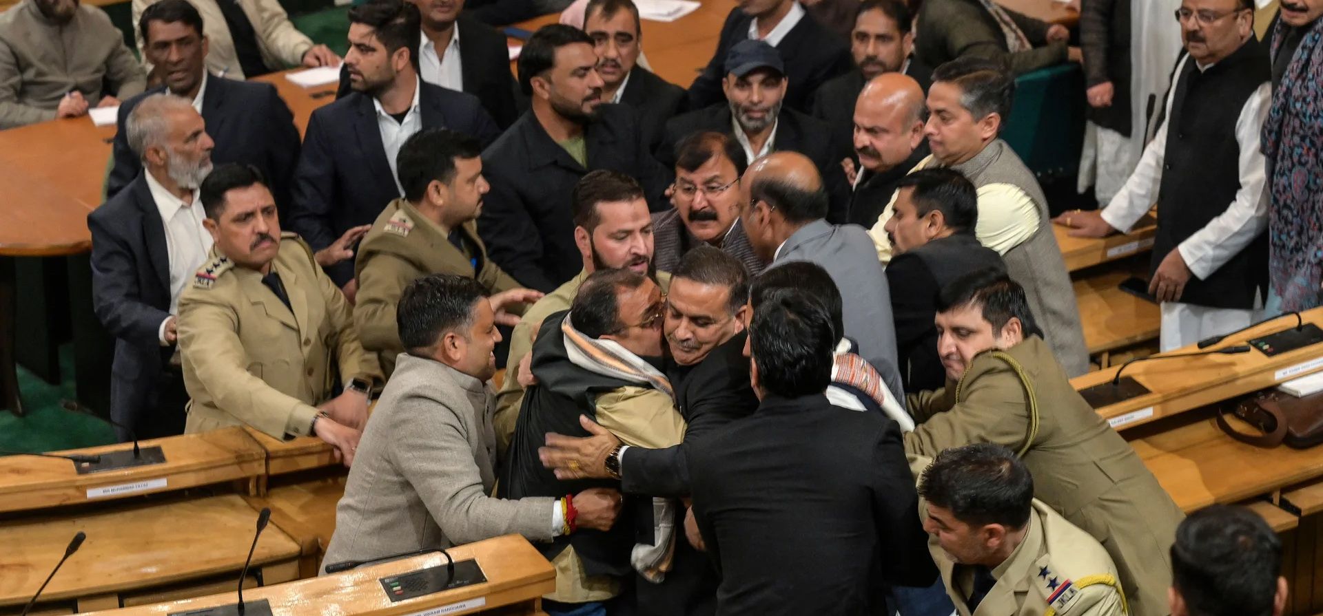 Miembros de la asamblea legislativa del partido Bharatiya Janata son expulsados de la cámara durante una protesta contra la resolución para restaurar el estatus especial para Jammu y Cachemira durante una sesión de la asamblea, Srinagar, Cachemira. Fotografía: Tauseef Mustafa/AFP/Getty Images Miembros de la asamblea legislativa del partido Bharatiya Janata son expulsados de la cámara durante una protesta contra la resolución para restaurar el estatus especial para Jammu y Cachemira durante una sesión de la asamblea, Srinagar, Cachemira. Fotografía: Tauseef Mustafa/AFP/Getty Images