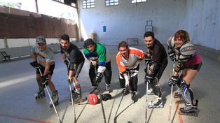 En acción. El deporte tiene reglas similares al hockey sobre hielo con algunas limitaciones de contacto.&nbsp;
