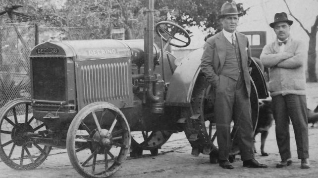 Antigua foto de un tractor fabricado en Argentina por Andreas Deering