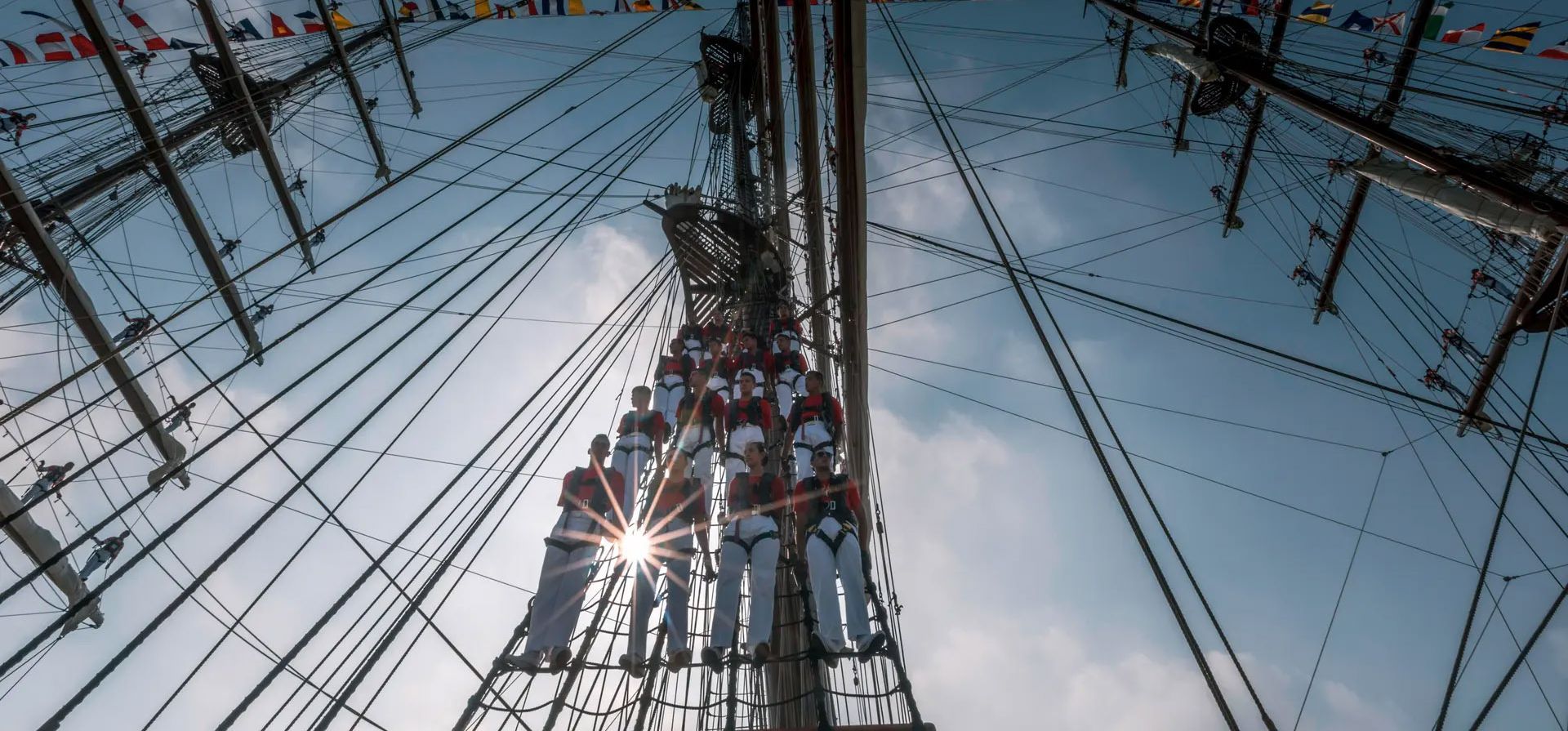 Shanghái, China. Cadetes se paran en los mástiles durante el atraque de BAP Union, un buque escuela de la Marina de Guerra del Perú. El buque, con una tripulación de 255 personas, ha llegado a Shanghai, donde pasará cuatro días .Fotografía: Alex Plavevski/EPA Shanghái, China. Cadetes se paran en los mástiles durante el atraque de BAP Union, un buque escuela de la Marina de Guerra del Perú. El buque, con una tripulación de 255 personas, ha llegado a Shanghai, donde pasará cuatro días .Fotografía: Alex Plavevski/EPA