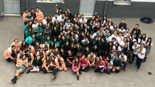 Los alumnos del Colegio Jesús de Nazareth lucieron ayer pañuelos verdes en favor del aborto en el patio de la escuela.