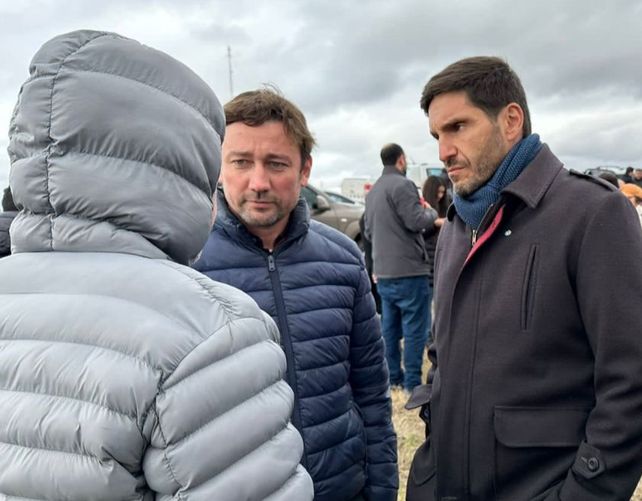 Motta junto a Pullaro dialogando con productores en una muestra agropecuaria.