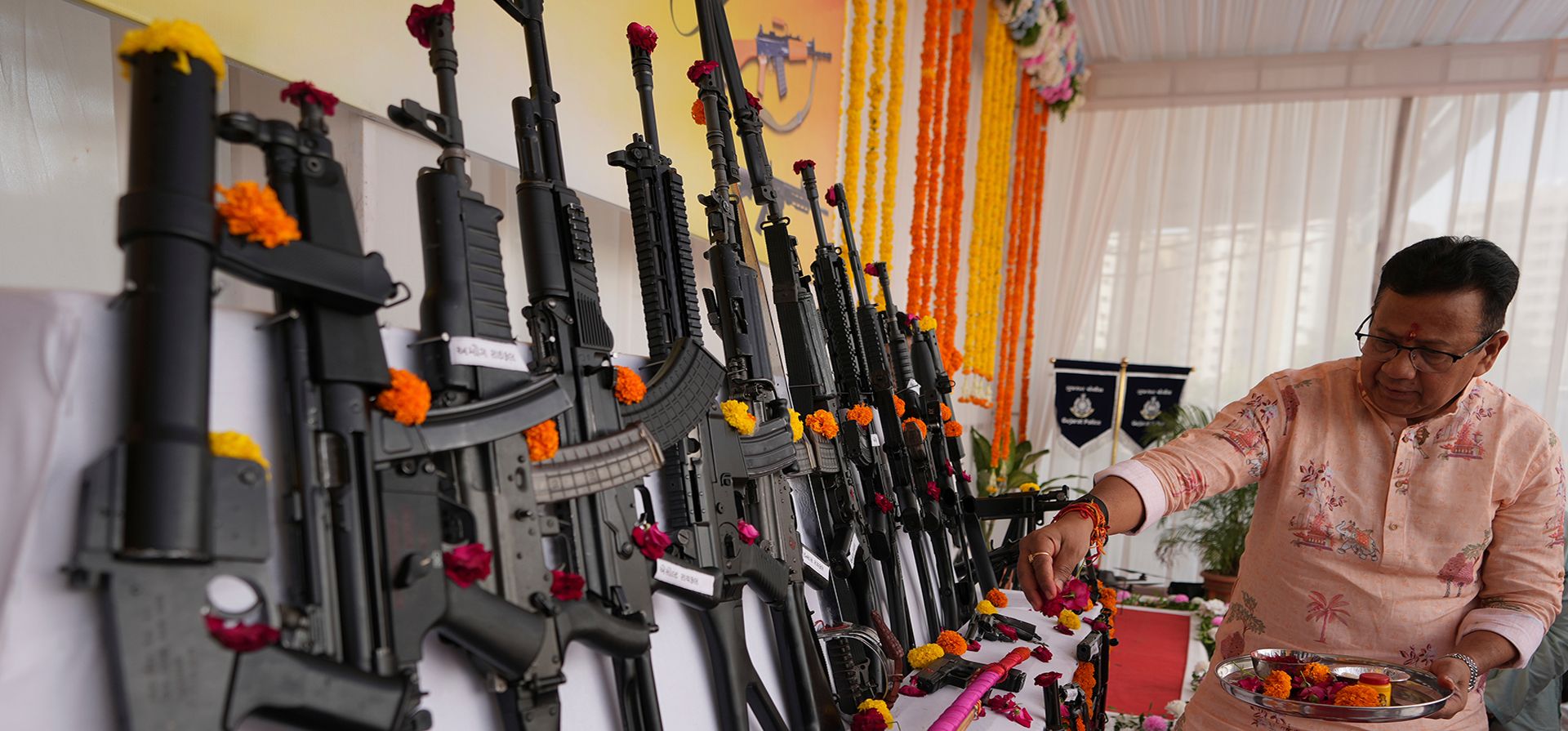 El comisionado de policía de Ahmedabad, Anupam Singh Gahlaut, realiza rituales ante diversas armas durante la ceremonia de veneración de las mismas en la sede de la policía, con motivo de Vijayadashmi —o la festividad de Dussehra—, en Ahmedabad, India, el martes 20 de octubre de 2026. (Foto AP/Ajit Solanki) El comisionado de policía de Ahmedabad, Anupam Singh Gahlaut, realiza rituales ante diversas armas durante la ceremonia de veneración de las mismas en la sede de la policía, con motivo de Vijayadashmi —o la festividad de Dussehra—, en Ahmedabad, India, el martes 20 de octubre de 2026. (Foto AP/Ajit Solanki)