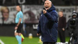 Sampaoli tomó una pelota que seguía en juego y le dio un tiro libre a Central