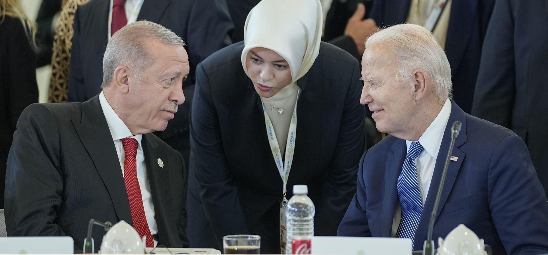 El presidente turco, Recep Tayyip Erdogan, izquierda, conversa con el presidente estadounidense Joe Biden durante una sesión de trabajo sobre IA, energía, África y Medio Oriente en el G7, el viernes 14 de junio de 2024, en Borgo Egnazia, cerca de Bari, en el sur de Italia. (Foto AP/Alex Brandon) El presidente turco, Recep Tayyip Erdogan, izquierda, conversa con el presidente estadounidense Joe Biden durante una sesión de trabajo sobre IA, energía, África y Medio Oriente en el G7, el viernes 14 de junio de 2024, en Borgo Egnazia, cerca de Bari, en el sur de Italia. (Foto AP/Alex Brandon)