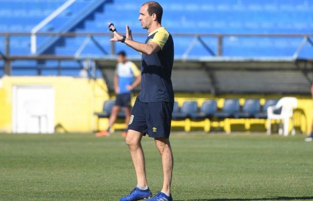 Hora de cambiar. Leandro Somoza está ante la obligación de que su equipo haga un buen papel el viernes ante el sabalero. (Foto: CARC)