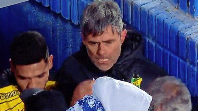 Vaccari y Barros Schelotto tuvieron un cruce en la entrada al vestuario.
