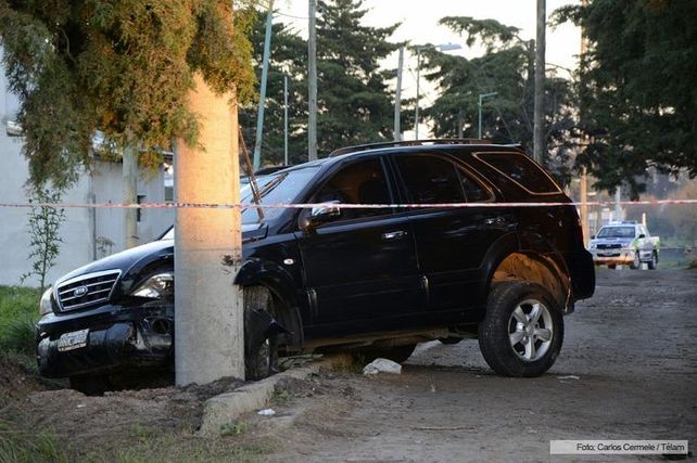 Crimen y misterio. La camioneta Kia negra con la pareja asesinada en su interior se estrelló contra una columna.