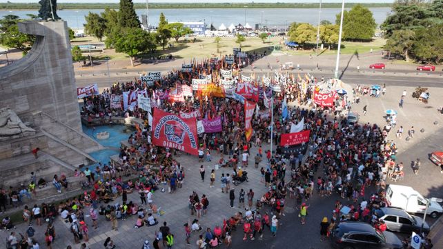 La militancia de izquierda marchó al Monumento para protestar por el acuerdo del gobierno con el FMI.