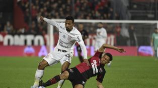 Iván Gómez trata de sacarle el balón a Ruan Oliveira.