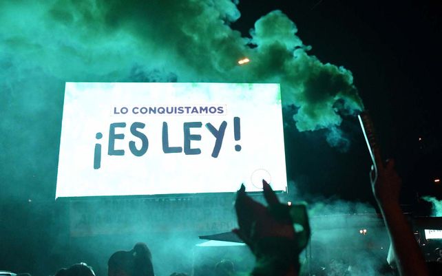 Emoción en los festejos en Argentina por la legalización del aborto