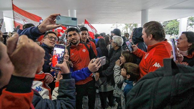 Hinchas de Unión bancaron al plantel antes del viaje