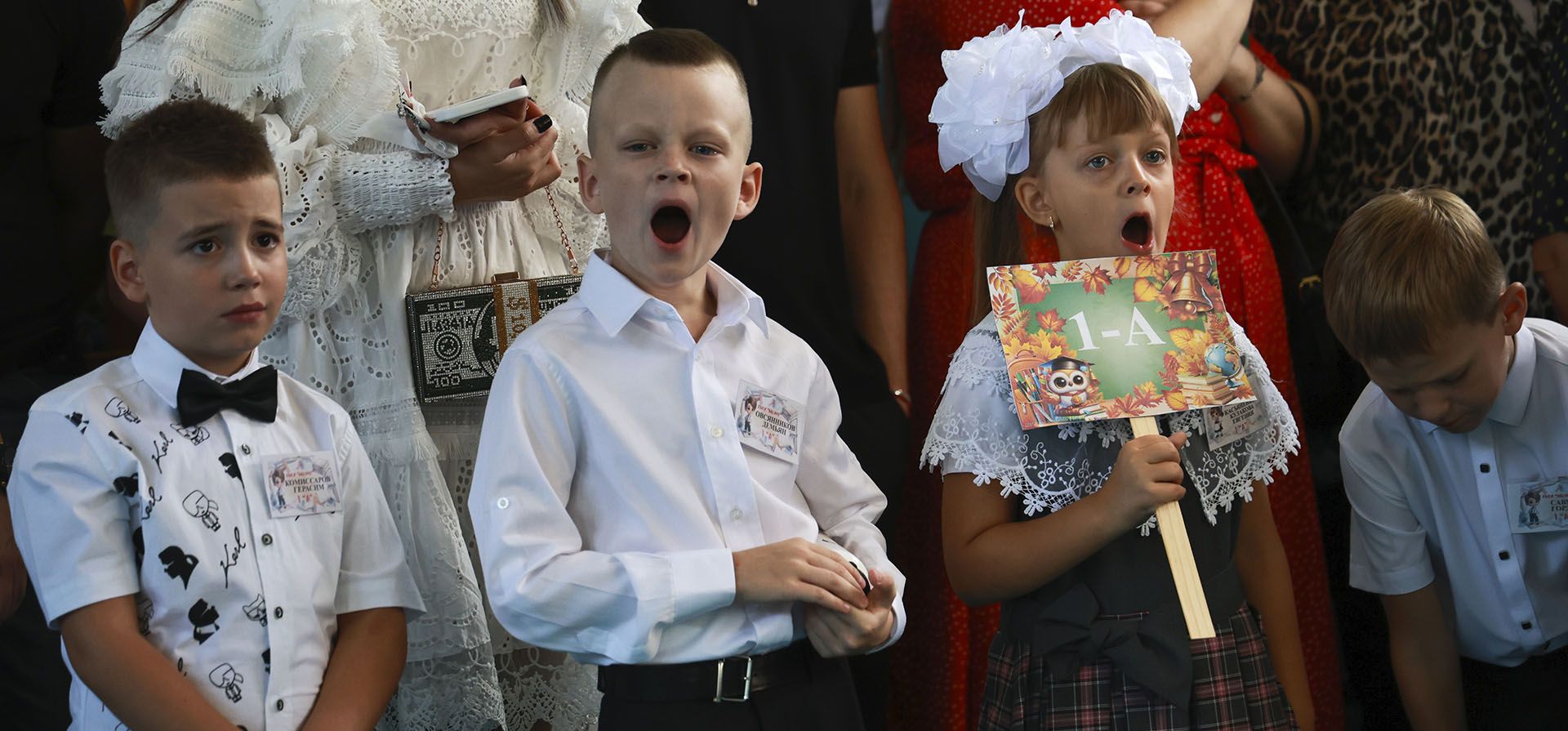Los alumnos bostezan mientras asisten a una ceremonia que marca el comienzo de las clases en una escuela por la apertura tradicional del año escolar conocido como Los alumnos bostezan mientras asisten a una ceremonia que marca el comienzo de las clases en una escuela por la apertura tradicional del año escolar conocido como