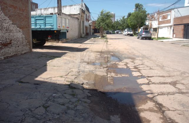 Los camiones de la empresa Germat provocan destrucción sobre el asfalto de 1 de Mayo y sobre las veredas de los vecinos de la cuadra.