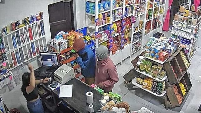 Video: una joven enfrentó delincuentes y los corrió del kiosco
