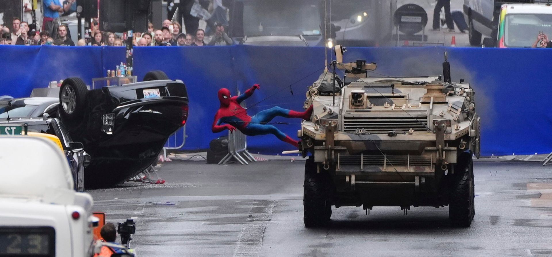 Una persona con un traje de Spider-Man en acción durante el rodaje de Spider-Man: Un Nuevo Día, en Glasgow, Escocia, el lunes 11 de agosto de 2025. (Andrew Milligan/PA vía AP)