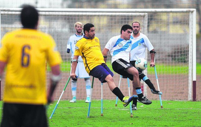 El crespense defiende la pelota con la marca de uno de los Guerreros. Foto La Capital