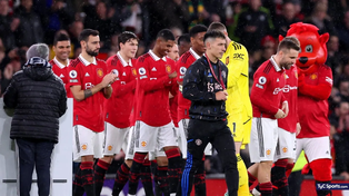 Lisandro Martínez muestra la medalla dorada por la Copa del Mundo mientras es aplaudido por sus compañeros y ovacionado por los hinchas ingleses.