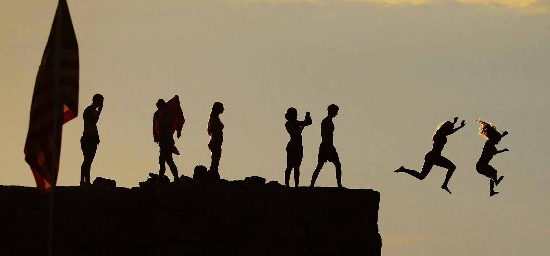 La gente salta al océano antes de las vacaciones del 4 de Julio, Día de la Independencia, en Massachusetts, Estados Unidos. Fotografía: Brian Snyder/Reuters La gente salta al océano antes de las vacaciones del 4 de Julio, Día de la Independencia, en Massachusetts, Estados Unidos. Fotografía: Brian Snyder/Reuters