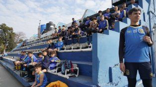 Muchos chicos de las inferiores siguieron el entrenamiento desde la tribuna de la cancha del pozo.