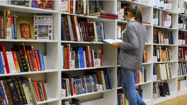 Falta de papel y aumentos por encima de la inflación ponen en riesgo la producción de libros