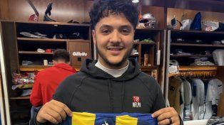 Andy Borregales, jugador de la NFL, recibió una camiseta de Central de Ángel Di María.