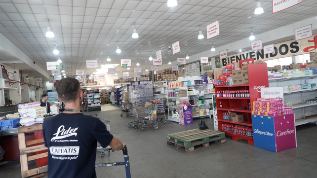 En la nave hay 12 mil productos distribuidos en las góndolas.
