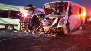 Un choque entre dos vehículos de pasajeros dejó 16 muertos en México