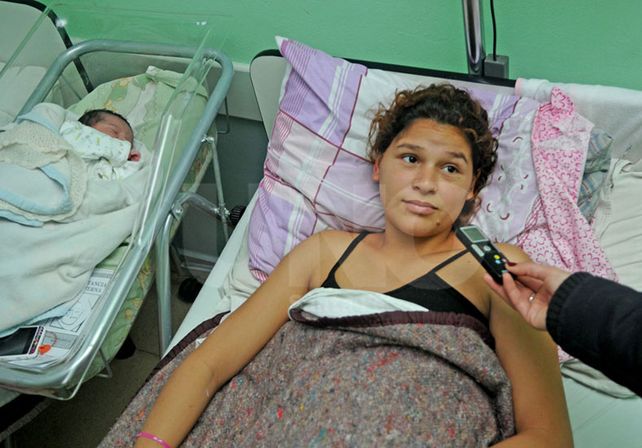 Estefanía Paselli junto a su hija. Fotógrafo: Manuel Testi / Diario UNO Santa Fe