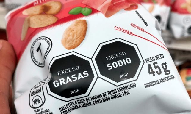 Los ultraprocesados empezaron a incluir en su paquetes las advertencias sobre exceso de salud
