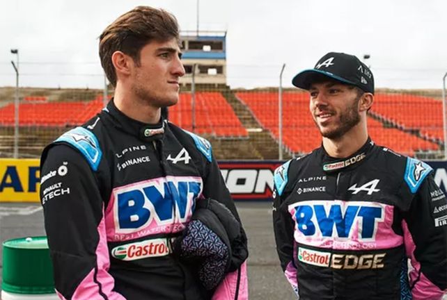 Jack Doohan junto a Pierre Gasly, ambos con el uniforme de Alpine.